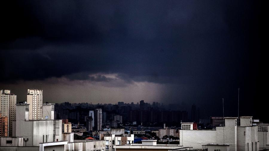 12.jan.2024 - Chuvas em SP: Tempo fica encoberto na zona norte da cidade da capital paulista