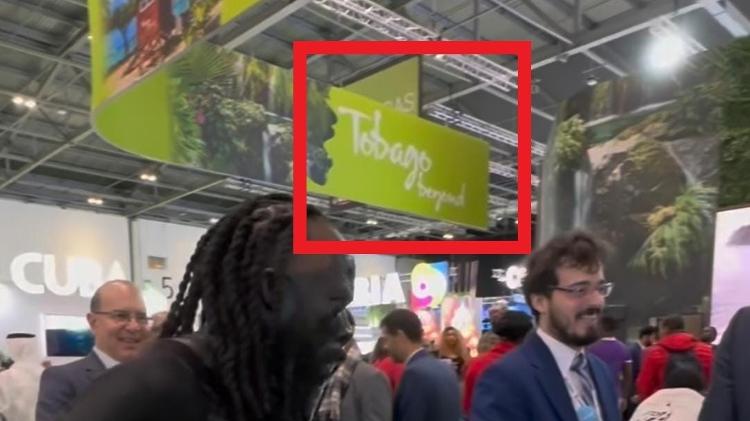 É possível ver a placa "Tobago Beyond" acima do homem no vídeo original É possível ver a placa "Tobago Beyond" acima do homem no vídeo original