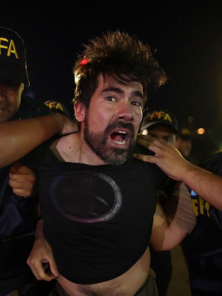 Manifestante é detido por policiais em protesto em Buenos Aires