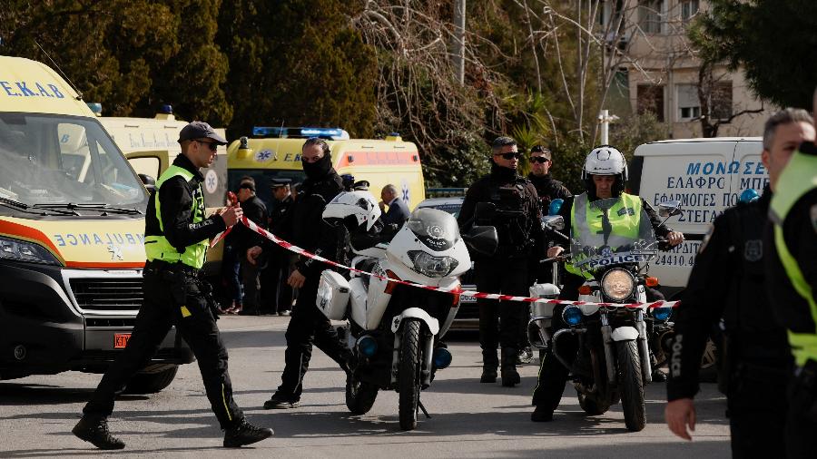 12.fev.24 - A polícia protege área ao redor do prédio de uma empresa de navegação após um tiroteio em Glyfada, na Grécia - ALKIS KONSTANTINIDIS/REUTERS