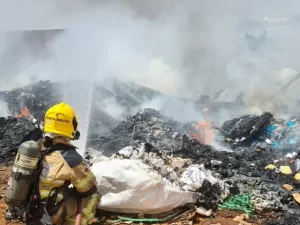 Incêndio atinge depósito de material reciclável em Uberlândia, Minas Gerais