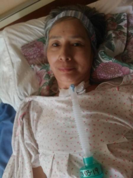 Há seis anos, Maria Benito foi submetida a uma traqueostomia e conectada ao ventilador porque já não conseguia respirar
