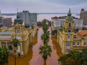 Mais de 530 mil pessoas estão desalojadas no RS após enchentes, diz governo