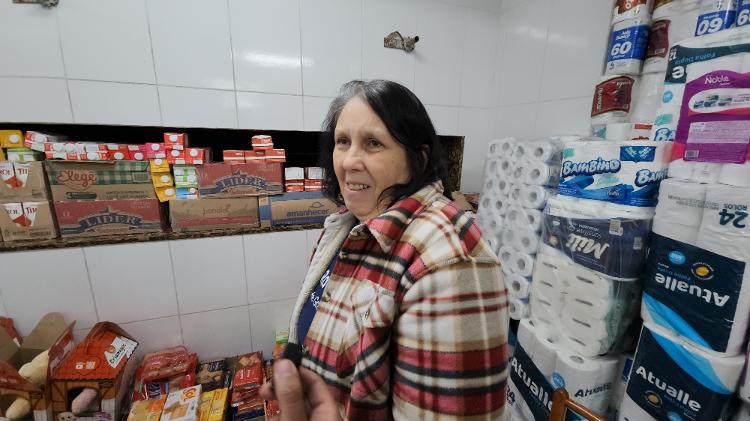 17.mai.2024 - Vera Tápia, voluntária em abrigo de Gramado (RS)