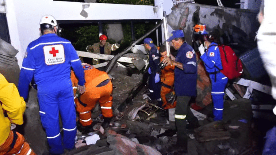 Equipes de resgate trabalham na casa cujo teto caiu durante um casamento na Colômbia