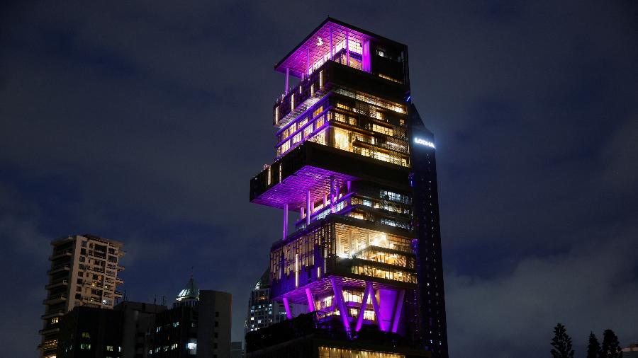 Antilia, a casa de Ambani, decorada para as comemorações do casamento do filho Anant