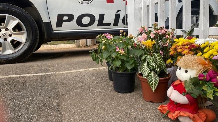 Flores foram colocadas na portaria de condomínio em Vinhedo em homenagem às 62 vítimas da queda de avião da Voepass