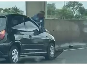 Homem sobe no capô de carro da namorada após briga e é arremessado; vídeo