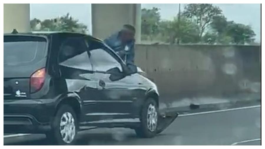 Homem estava no capô do carro e foi arremessado