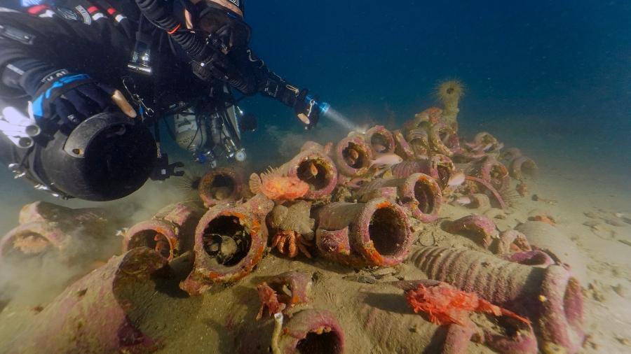 Pesquisadores encontraram ânforas no fundo do mar