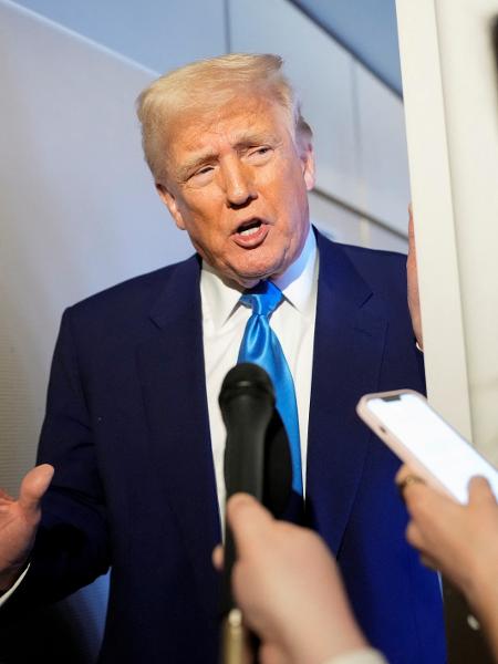 Presidente dos EUA, Donald Trump, fala com a imprensa a bordo do Air Force One em 6 de abril de 2025 - KENT NISHIMURA/REUTERS