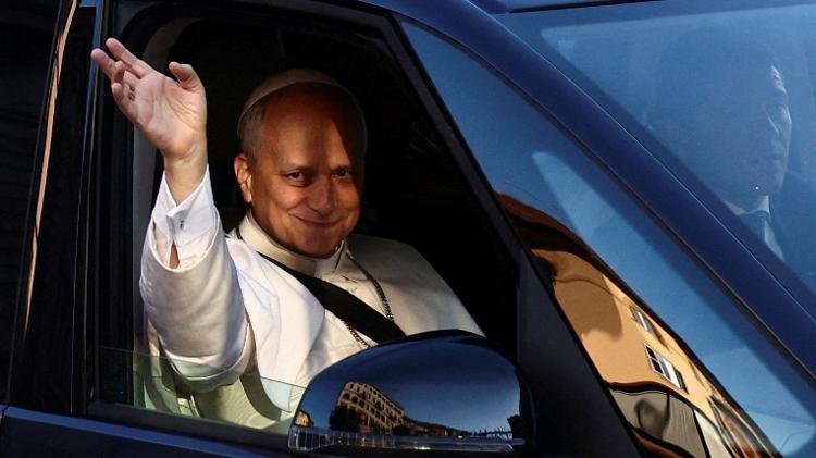 10.mai.2025 - Papa Leão 14 acena para fiéis em frente à basílica Santa Maria Maior, em Roma 10.mai.2025 - Papa Leão 14 acena para fiéis em frente à basílica Santa Maria Maior, em Roma