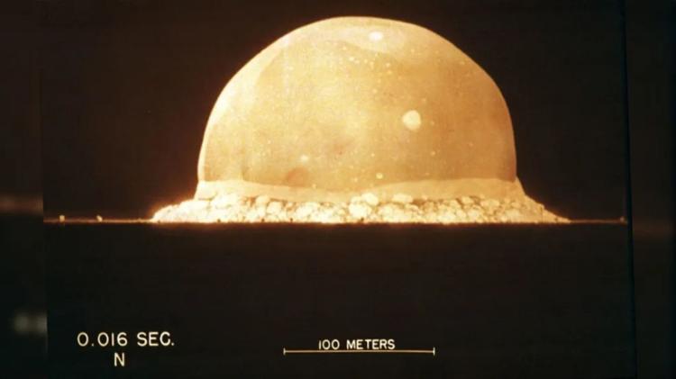 Fotografia do teste da bomba atômica Trinity, em 16 de julho de 1945