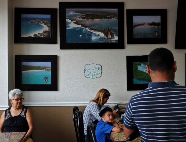 Fotografias de Porto Rico decoram parede do café Melao Bakery, em Kissimmee (EUA) - Jacob Langston/The New York Times