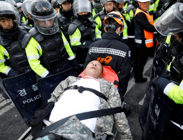 Apoiador de Park Geun-hye é atendido depois de passar mal durante protesto em Seul - Kim Hong-Ji/Reuters