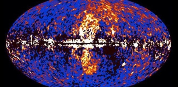 As bolhas de Fermi (no centro da imagem) se formaram a partir do gás emanado do buraco negro e têm uma massa equivalente a dois milhões de sóis - Nasa