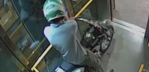 Motociclista frita pneus em elevador público da Austrália e é procurado pela polícia - Reprodução