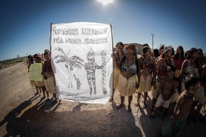 Protesto de índios mundurukus no canteiro de obras da usina hidrelétrica São Manoel, no rio Teles Pires, na fronteira entre Pará e Mato Grosso - Juliana Rosa Pesqueira/Fórum Teles Pires