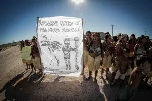 Protesto de índios mundurukus no canteiro de obras da usina hidrelétrica São Manoel, no rio Teles Pires, na fronteira entre Pará e Mato Grosso - Juliana Rosa Pesqueira/Fórum Teles Pires