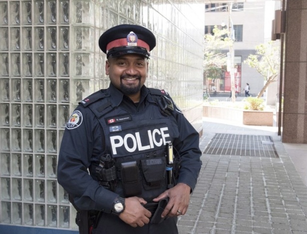 O policial Niran Jeyanesan comprou roupas para ajudar o ladrão - TORONTO POLICE SERVICE