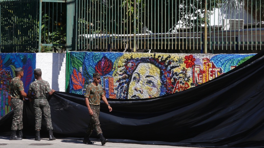10.mai.2018 - Muro com pintura da vereadora Marielle Franco no local onde ela morreu em março - Antonio Scorza / Agência O Globo