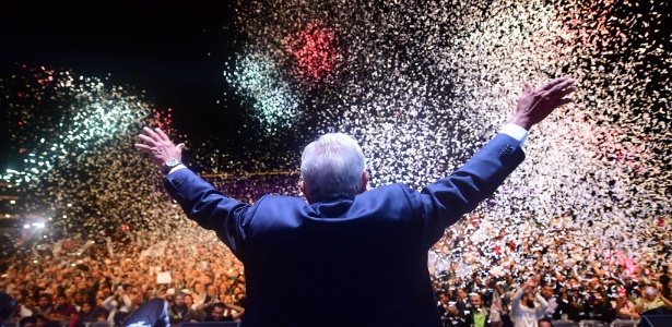 1.jul.2018 - Andrés Manuel López Obrador comemora com militantes sua eleição para a presidência do México - AFP PHOTO / PEDRO PARDO