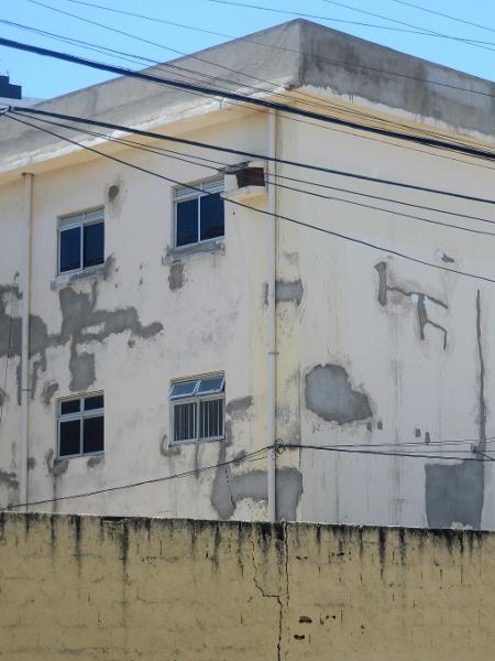 Prédio do bairro do Pinheiro, em Maceió, tem rachaduras - Beto Macário/UOL