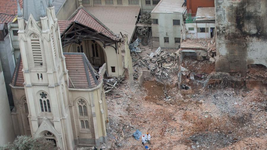 Escombros do edifício Wilton Paes de Almeida, que desabou após incêndio no Largo do Paissandu e atingiu uma igreja, no Centro de São Paulo (SP), em maio de 2018 - Danilo Verpa/Folhapress