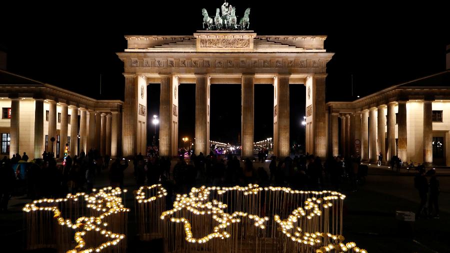 Monumento em Berlim é fotografado antes de ter as luzes apagadas pela Hora do Planeta - Fabrizio Bensch/Reuters