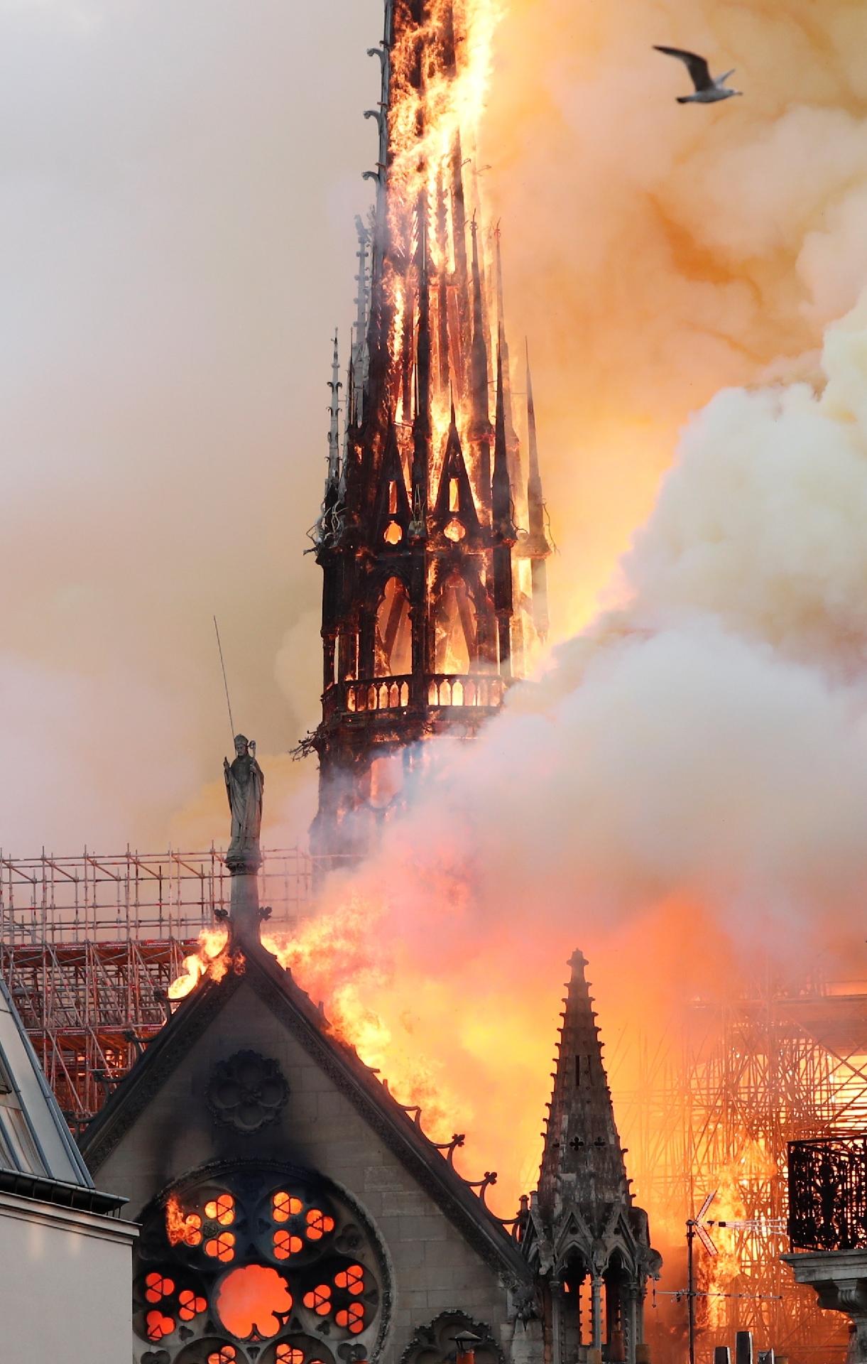 15.abr.2019 -Detalhe das chamas que destruíram a agulha da Catedral de Notre-Dame - Reuters