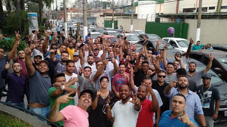 Motoristas de apps protestam na frente da Uber e pedem tarifa mais cara - UOL - UOL