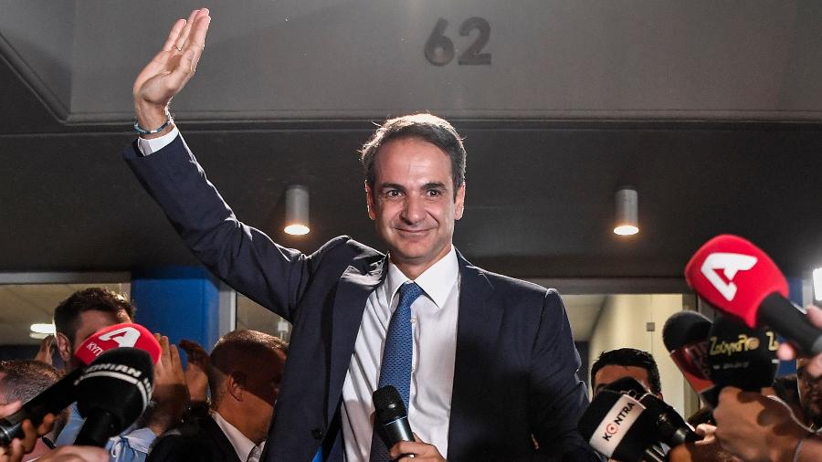 Primeiro-ministro grego, Kyriakos Mitsotakis (foto), recebeu o pedido de renúncia do porta-voz por "motivos familiares" - Louisa Gouliamaki/AFP