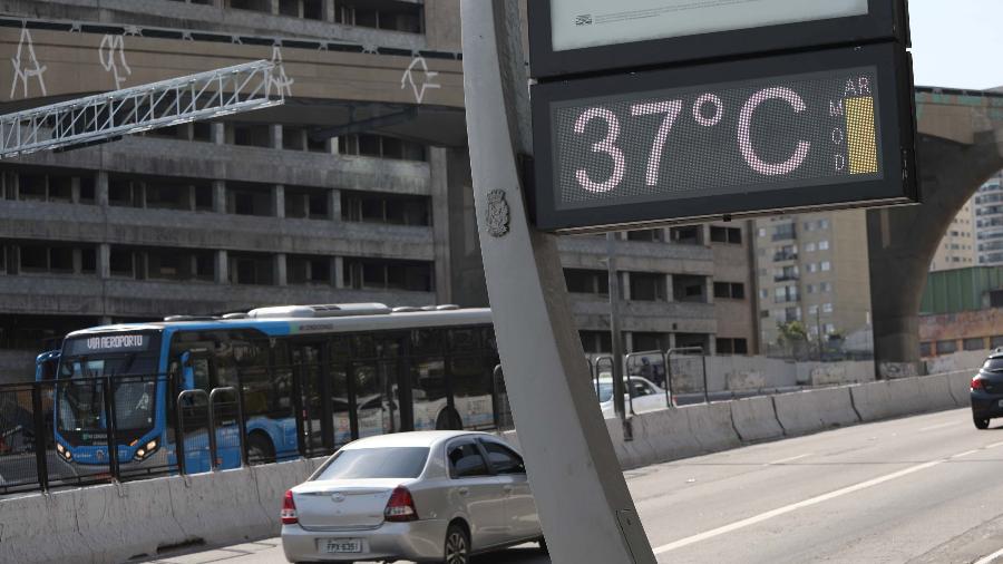 Termômetro registra temperatura de 37ºC, no centro da cidade de São Paulo (SP), nesta terça-feira (10) - RENATO S. CERQUEIRA/ ESTADÃO CONTEÚDO