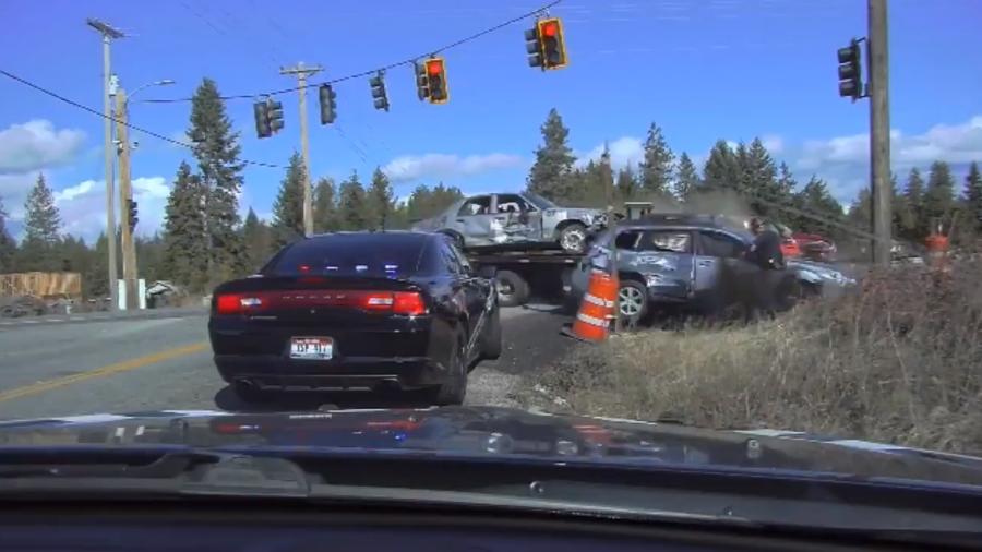 Policial escapa de acidente envolvendo caminhão em Idaho (EUA) - Reprodução/Twitter/ispdistrict1