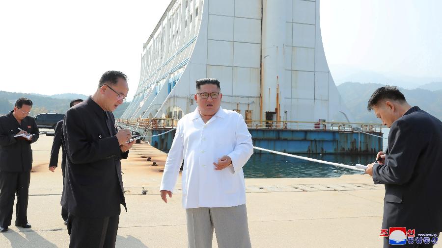 O líder norte coreano, Kim Jong-un, inspeciona o monte Kumgang, perto da fronteira entre as Coreias - KCNA