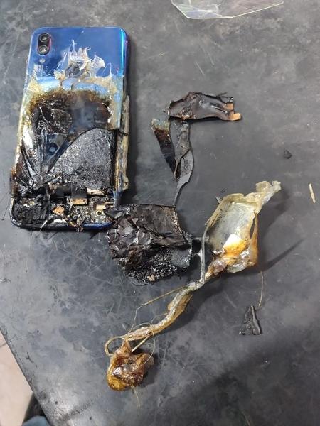 Redmi Note 7S ficou destruído após pegar fogo - Reprodução/Chavhan Ishmar