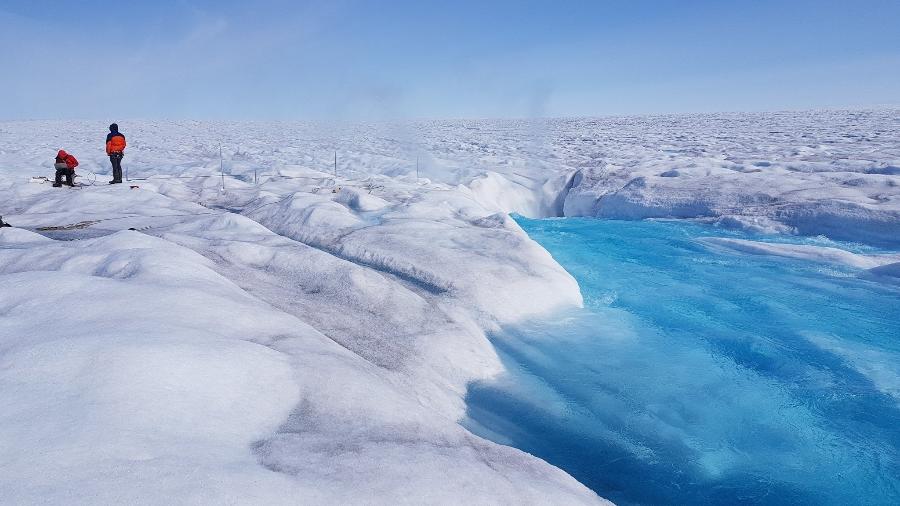 Cientistas da Universidade de Cambridge analisaram como lago da geleira Store, na Groenlândia, foi esvaziado em cinco horas - Divulgação/Tom Chudley/Universidade de Cambridge