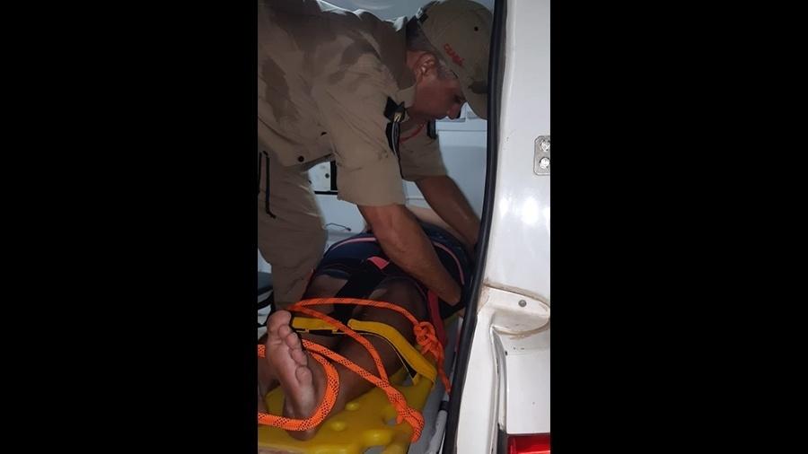 Bombeiro atende homem após acidente de parapente no Ceará - Divulgação/Bombeiros