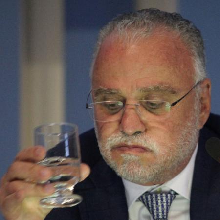 O presidente da Cedae, Helio Cabral, bebe a água que garante estar própria para o consumo - Ricardo Cassiano/Agência O Dia