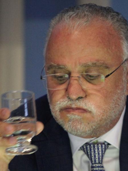 O presidente da Cedae, Helio Cabral, bebe a água que garante estar própria para o consumo - Ricardo Cassiano/Agência O Dia