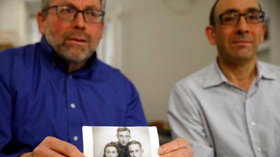Irmãos Eli e Saul Lieberman mostram foto do pai Joseph - Ronen Zvulun/Reuters