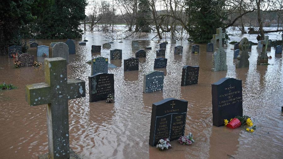 Cemitério em Tenburry Wells ficou inundado após passagem da tempestade Dennis - Oli Scarff/AFP