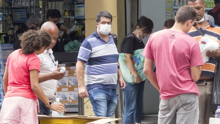 17.mar.2020 - Ambulantes vendem álcool em gel e máscaras contra o coronavírus na região da rua 25 de março - Rubens Cavallari/Folhapress