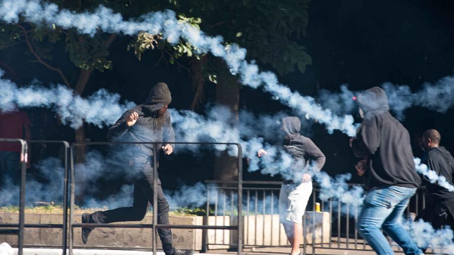 Policiais lançam bombas de gás lacrimogêneo em manifestantes - ALEXANDRE MOREIRA/ ESTADÃO CONTEÚDO