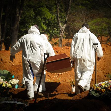 Prefeitura de São Paulo chegou a ter sepultamentos noturnos em abril - Robson Rocha/Agência F8/Estadão Conteúdo