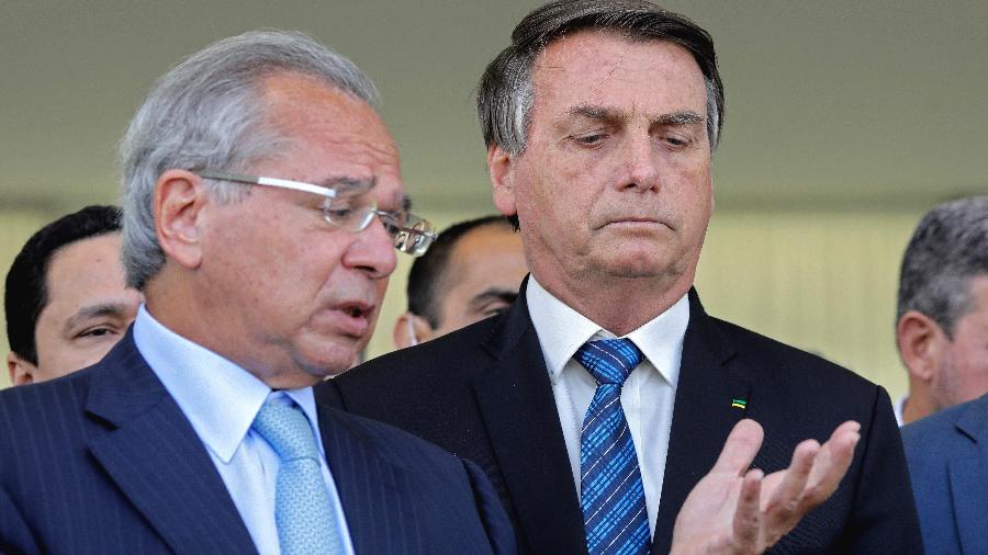 Paulo Guedes ao lado de Jair Bolsonaro: economistas avaliam impacto da crise política na economia - SERGIO LIMA/AFP