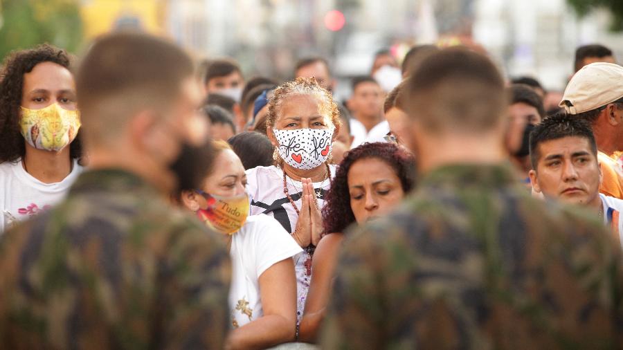 11.out.2020 - Muitos fiéis participaram das caminhadas usando máscara para evitar a disseminação do coronavírus - Raimundo Paccó/Estadão Conteúdo