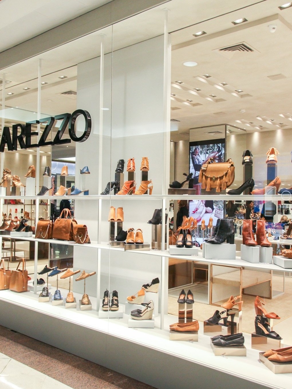 Arezzo anuncia compra de rede de moda Reserva por R 715 milh es