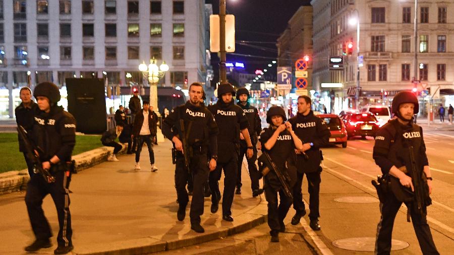 Policiais armados patrulham as ruas de Viena, na Áustria, após tiroteios na cidade que deixaram ao menos quatro mortos ontem - Joe Klamar/AFP