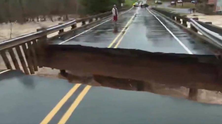 Ponte que desabou no condado de Alexander, no estado norte-americano da Carolina do Norte - Reprodução/Twitter/@FOX46News ·